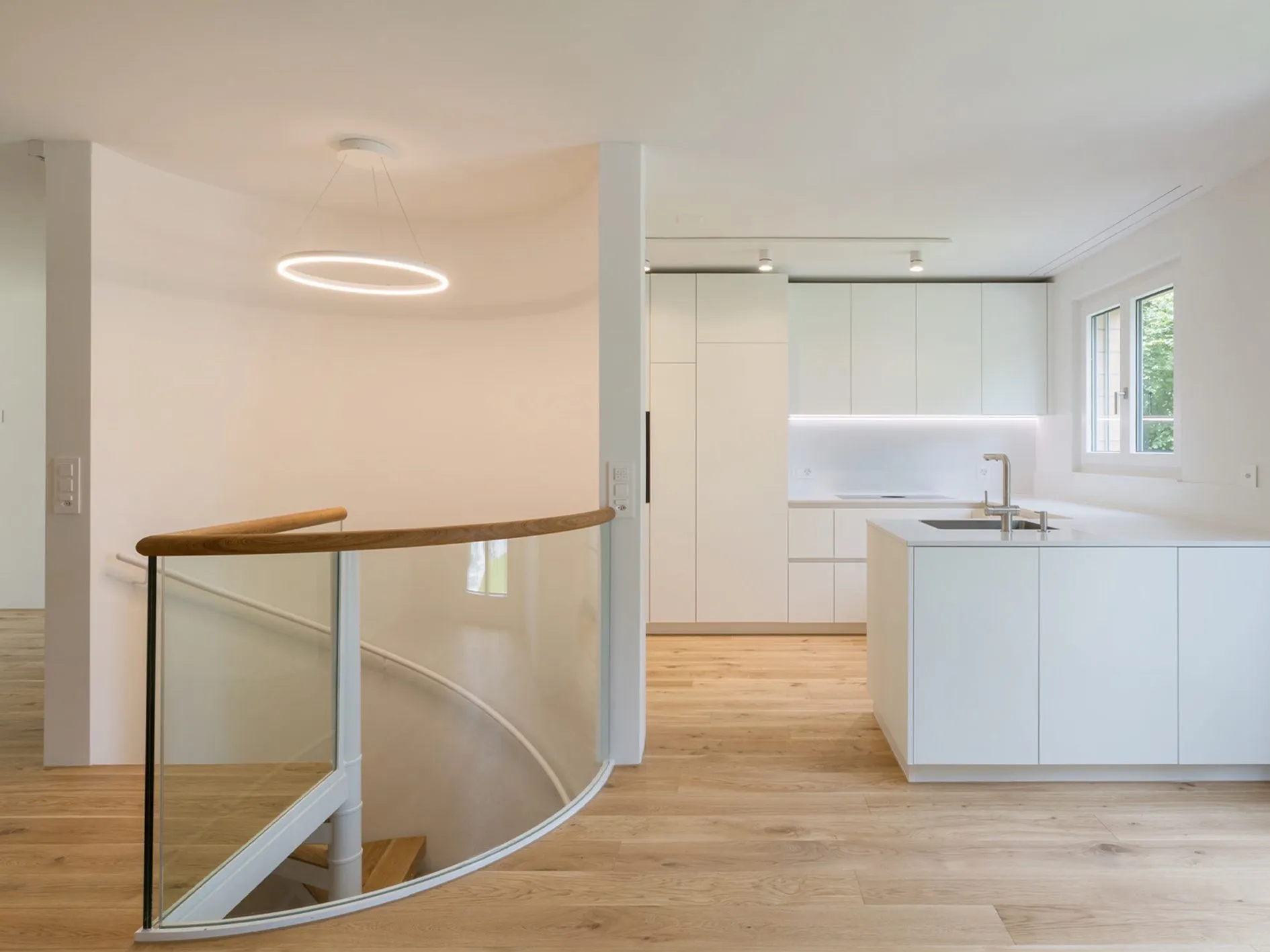 Helle Wohnung mit Treppe und offener Küche nach der Sanierung